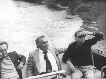 De derecha a izquierda, Danilo Donati, Federico Fellini y una persona sin identificar De derecha a izquierda, Danilo Donati, Federico Fellini y una persona sin identificar