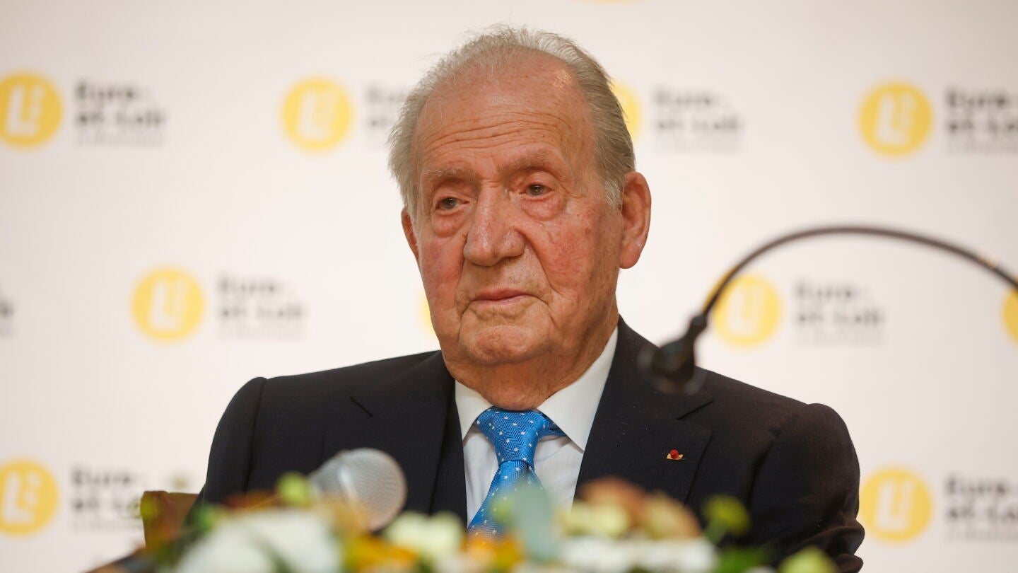 El rey Juan Carlos I en la entrega del Premio Saint-Simon por 'Reconciliaci&oacute;n', las memorias de su reinado escritas junto a la autora francesa Laurence Debray.