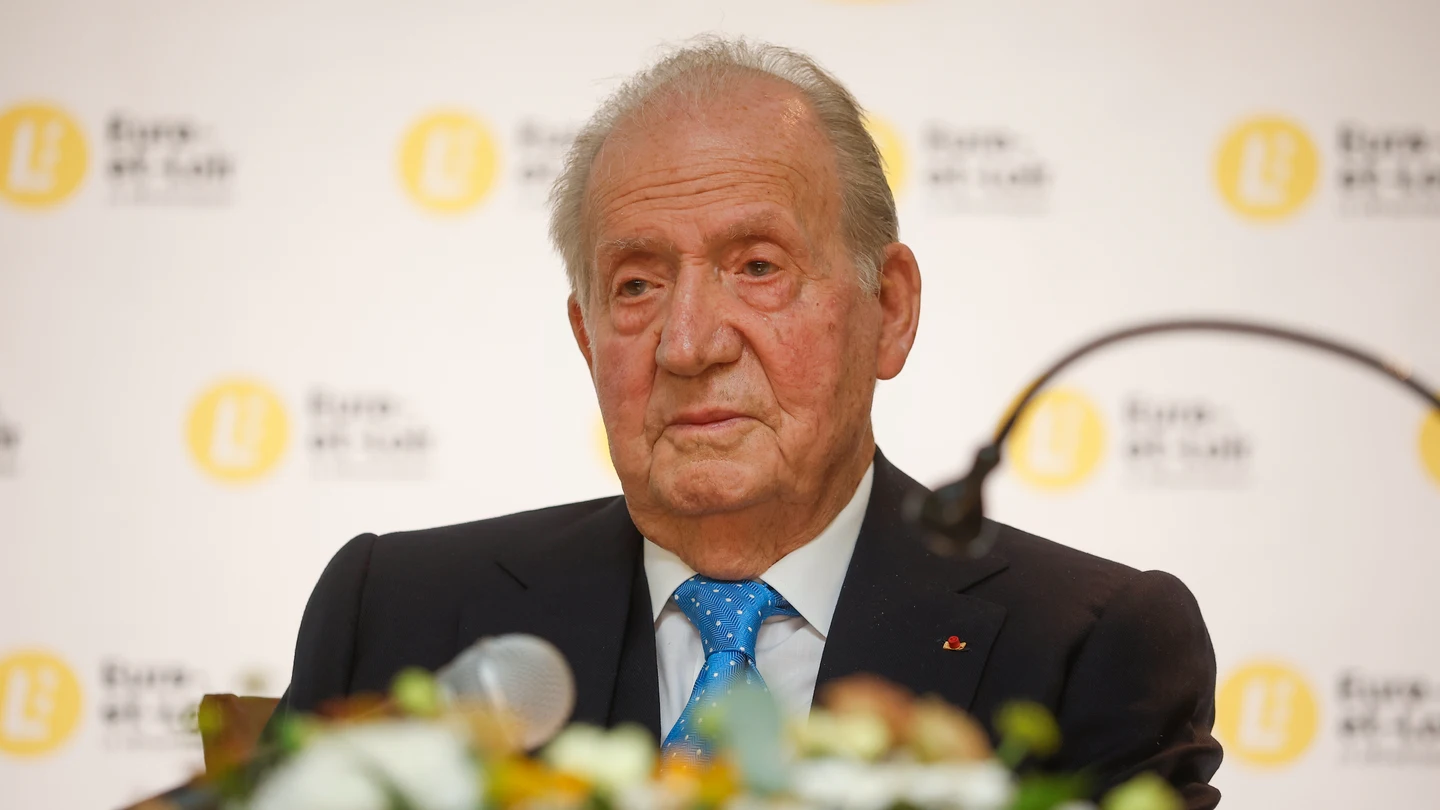 El rey Juan Carlos I en la entrega del Premio Saint-Simon por 'Reconciliación', las memorias de su reinado escritas junto a la autora francesa Laurence Debray. El rey Juan Carlos I en la entrega del Premio Saint-Simon por 'Reconciliación', las memorias de su reinado escritas junto a la autora francesa Laurence Debray.