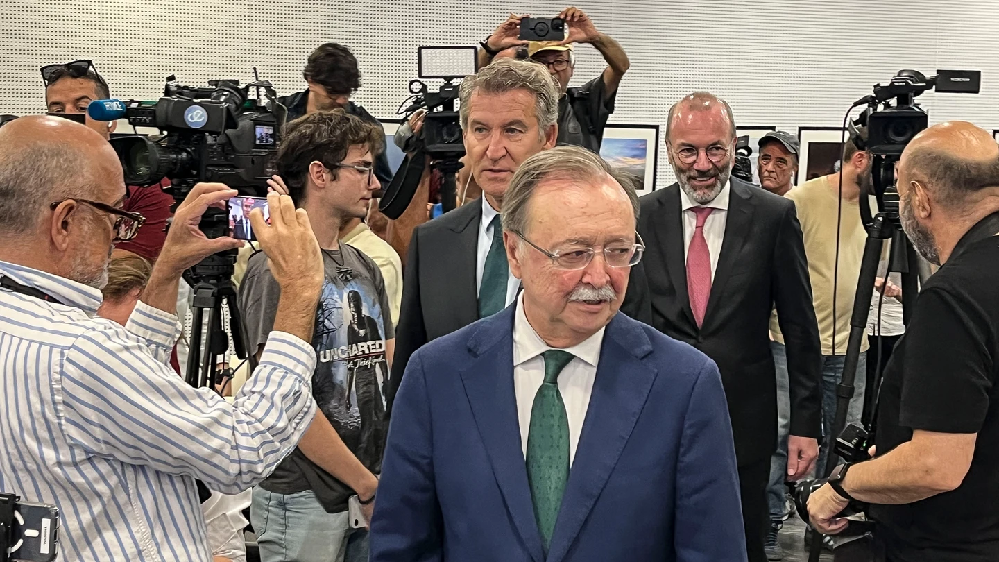 El presidente ceutí, Juan Jesús Vivas, seguido por el líder del PP, Alberto Núñez Feijóo, y el presidente del Partido Popular Europeo, Manfred Weber El presidente ceutí, Juan Jesús Vivas, seguido por el líder del PP, Alberto Núñez Feijóo, y el presidente del Partido Popular Europeo, Manfred Weber