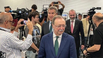 El presidente ceut&iacute;, Juan Jes&uacute;s Vivas, seguido por el l&iacute;der del PP, Alberto N&uacute;&ntilde;ez Feij&oacute;o, y el presidente del Partido Popular Europeo, Manfred Weber