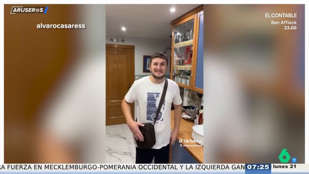 Un creador de contenido desmonta la moda actual: "Ahora llevan bolso, antes era de padre que fuma Ducados"