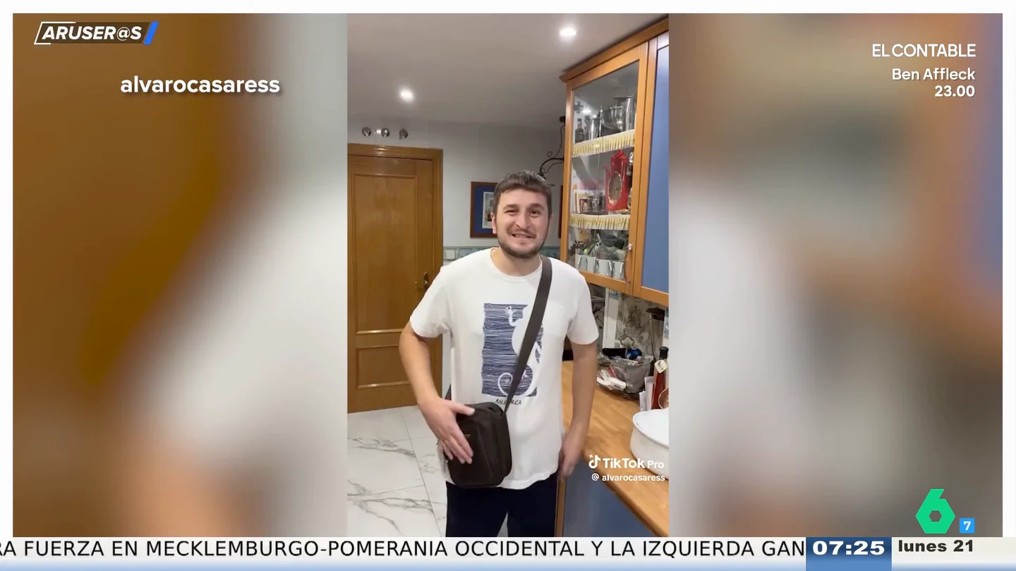 Un creador de contenido desmonta la moda actual: "Ahora llevan bolso, antes era de padre que fuma Ducados" Un creador de contenido desmonta la moda actual: "Ahora llevan bolso, antes era de padre que fuma Ducados"