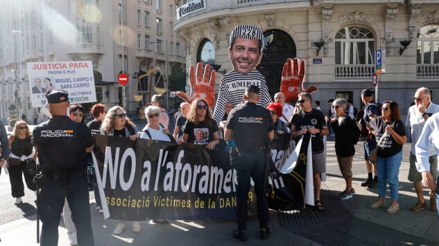 Las tres asociaciones de v&iacute;ctimas de la DANA, concentradas durante comparecencia de Carlos Maz&oacute;n ante la comisi&oacute;n de investigaci&oacute;n del Congreso