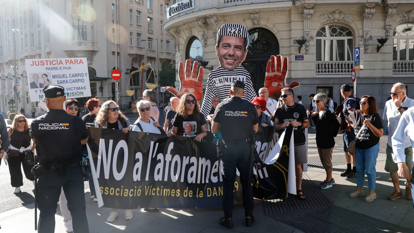 Las tres asociaciones de víctimas de la DANA, concentradas durante comparecencia de Carlos Mazón ante la comisión de investigación del Congreso Las tres asociaciones de víctimas de la DANA, concentradas durante comparecencia de Carlos Mazón ante la comisión de investigación del Congreso