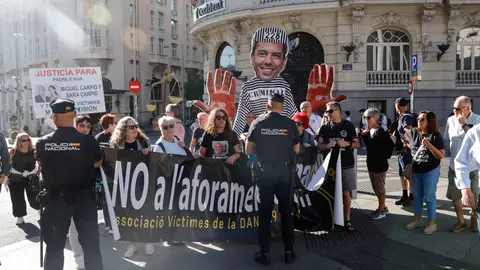 Las tres asociaciones de víctimas de la DANA, concentradas durante comparecencia de Carlos Mazón ante la comisión de investigación del Congreso Las tres asociaciones de víctimas de la DANA, concentradas durante comparecencia de Carlos Mazón ante la comisión de investigación del Congreso