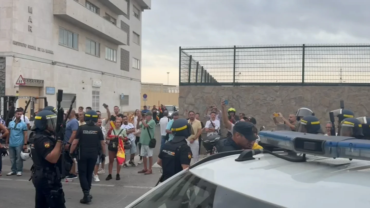 Un detenido en Ceuta tras el ataque al vehículo en el que iba la diputada Julia Ferreras Un detenido en Ceuta tras el ataque al vehículo en el que iba la diputada Julia Ferreras