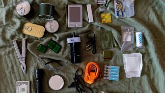 Diferentes utensilios que conforman un kit de supervivencia europeo