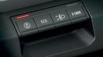 Es el botón más utilizado del coche, una genialidad de Dacia tan simple como lógica, que pone en duda la utilidad de los ADAS Es el botón más utilizado del coche, una genialidad de Dacia tan simple como lógica, que pone en duda la utilidad de los ADAS