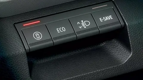 Es el botón más utilizado del coche, una genialidad de Dacia tan simple como lógica, que pone en duda la utilidad de los ADAS Es el botón más utilizado del coche, una genialidad de Dacia tan simple como lógica, que pone en duda la utilidad de los ADAS