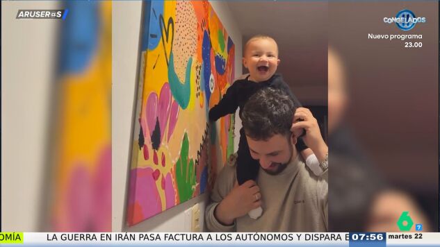La emotiva reacci&oacute;n de un beb&eacute; al ver el cuadro que ha pintado su padre