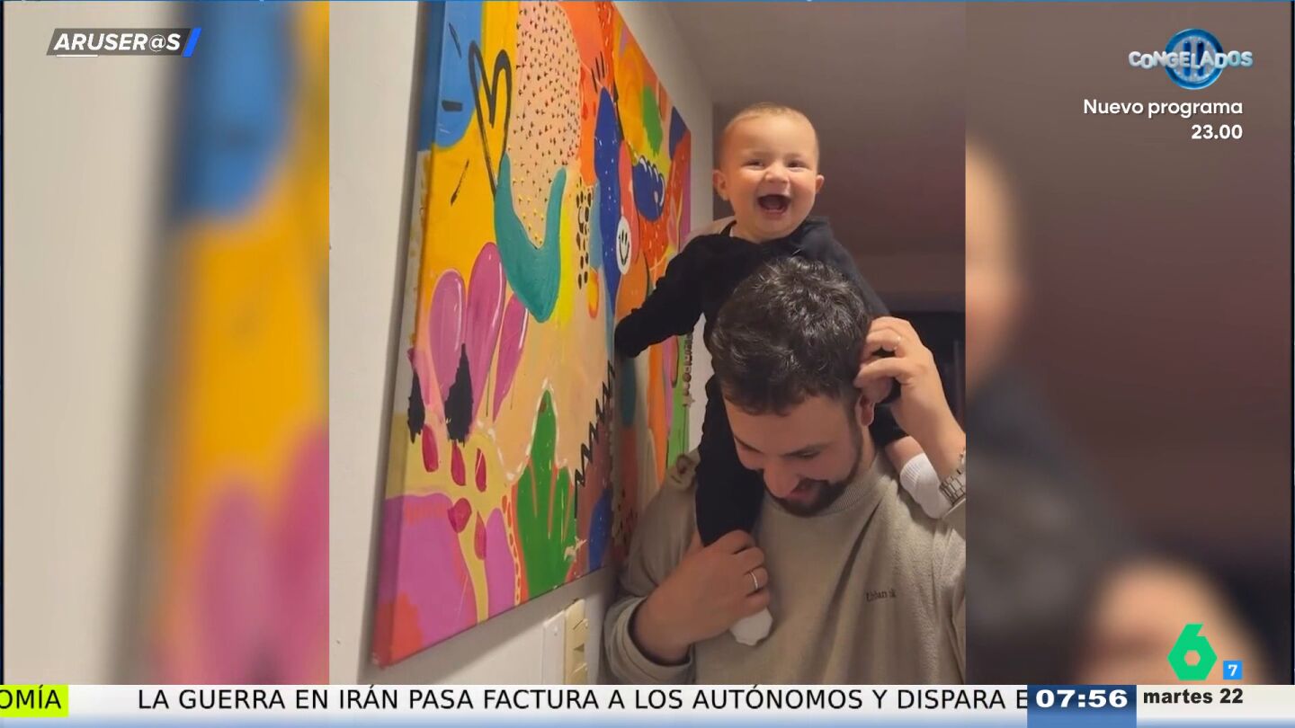 La emotiva reacci&oacute;n de un beb&eacute; al ver el cuadro que ha pintado su padre