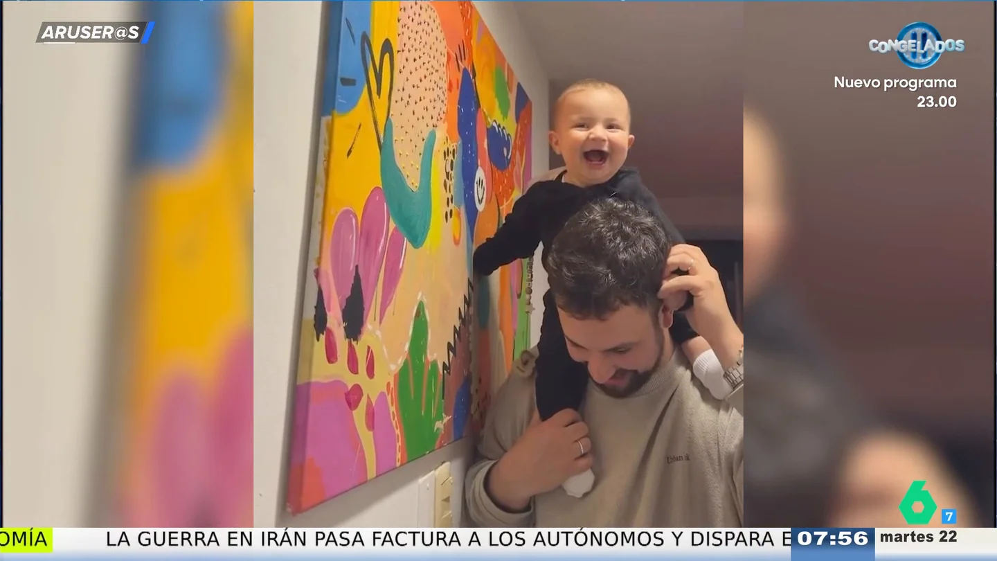 La emotiva reacción de un bebé al ver el cuadro que ha pintado su padre La emotiva reacción de un bebé al ver el cuadro que ha pintado su padre