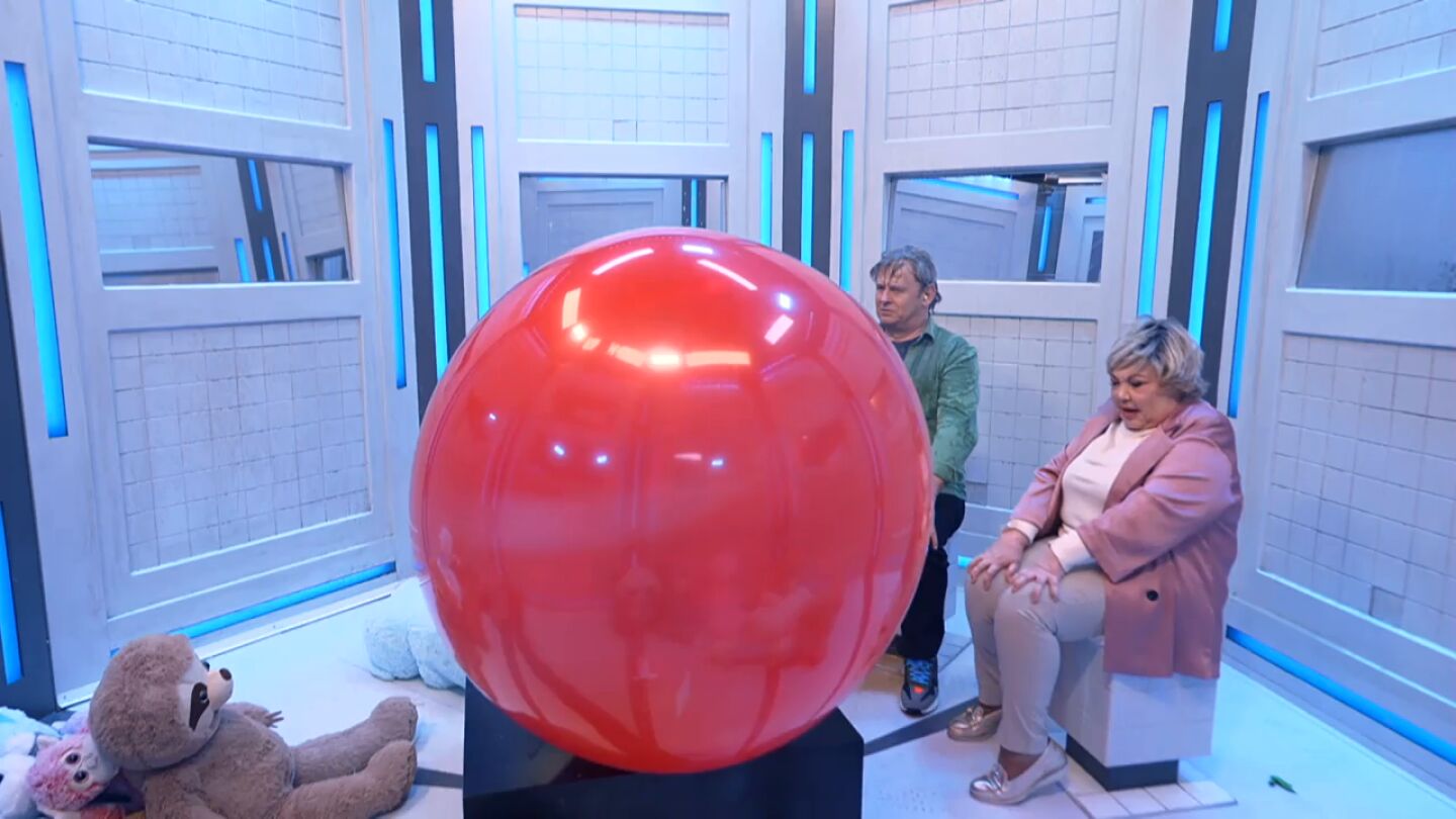 "Es muy gordo": el susto de Karina al explotar un globo a cent&iacute;metros de su cara en Congelados