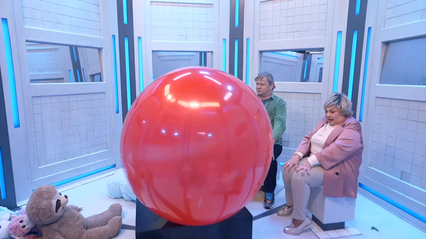 "Es muy gordo": el susto de Karina al explotar un globo a centímetros de su cara en Congelados "Es muy gordo": el susto de Karina al explotar un globo a centímetros de su cara en Congelados