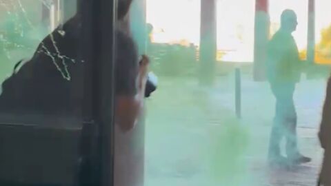 El Sindicato de Inquilinas tira panfletos y bombas f&eacute;tidas a Ayuso en su visita a una feria inmobiliaria: "&iexcl;Van a desahuciar a una se&ntilde;ora de 87 a&ntilde;os!"