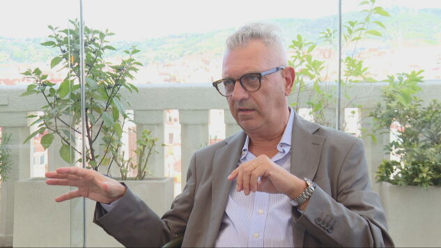 El periodista y novelista italiano Ezzio Gavazzeni habla con laSexta