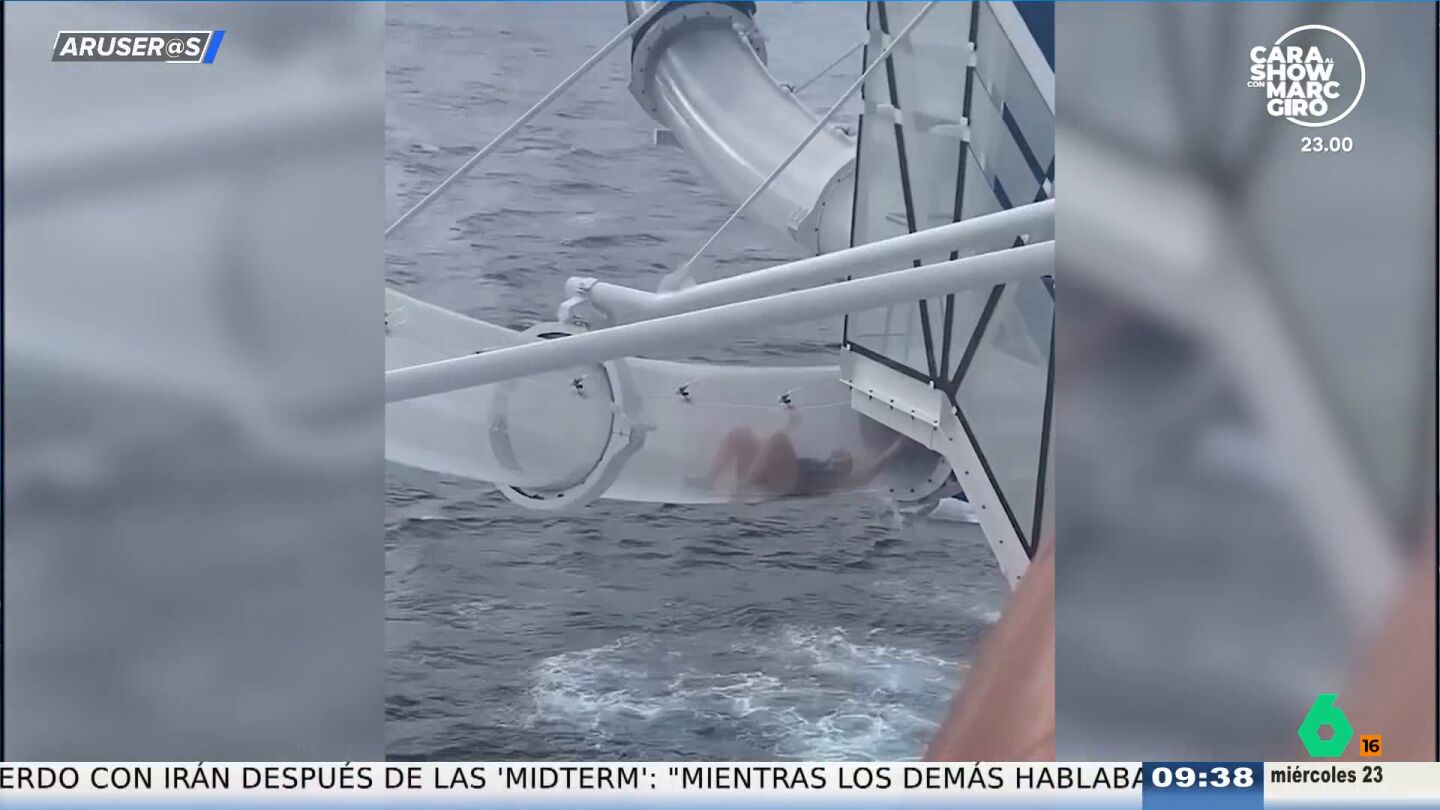 El angustioso momento de una mujer atrapada en un tobog&aacute;n de un crucero a m&aacute;s de 30 metros sobre el mar