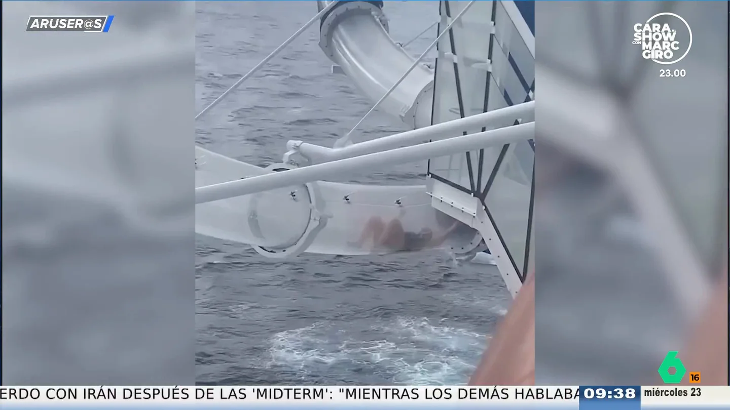 El angustioso momento de una mujer atrapada en un tobogán de un crucero a más de 30 metros sobre el mar El angustioso momento de una mujer atrapada en un tobogán de un crucero a más de 30 metros sobre el mar