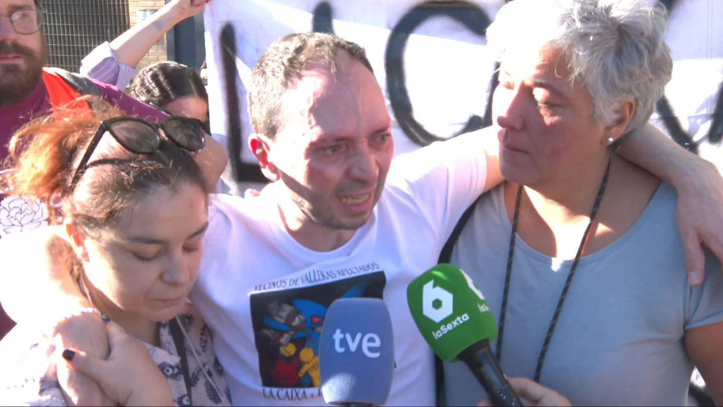 Un fondo buitre desahucia a David y a su hijo de 21 años de su casa en Vallecas: "Solo es el primero" Un fondo buitre desahucia a David y a su hijo de 21 años de su casa en Vallecas: "Solo es el primero"