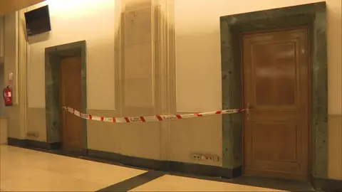 Precintadas varias zonas del Congreso por olor fuerte y picor de ojos tras la expulsión de la diputada que sacó un bote de gas pimienta Precintadas varias zonas del Congreso por olor fuerte y picor de ojos tras la expulsión de la diputada que sacó un bote de gas pimienta