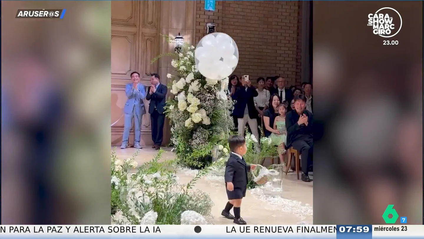 El viral del niño de las alianzas que roba el protagonismo en una boda y desata las risas en Aruser@s El viral del niño de las alianzas que roba el protagonismo en una boda y desata las risas en Aruser@s