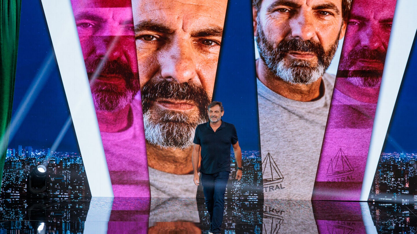 "71.000 personas, las mismas que llev&aacute;bamos rescatadas con Open Arms": la sobrecogedora sensaci&oacute;n de Oscar Camps en el Camp Nou