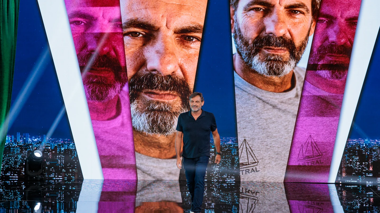 "71.000 personas, las mismas que llevábamos rescatadas con Open Arms": la sobrecogedora sensación de Oscar Camps en el Camp Nou "71.000 personas, las mismas que llevábamos rescatadas con Open Arms": la sobrecogedora sensación de Oscar Camps en el Camp Nou