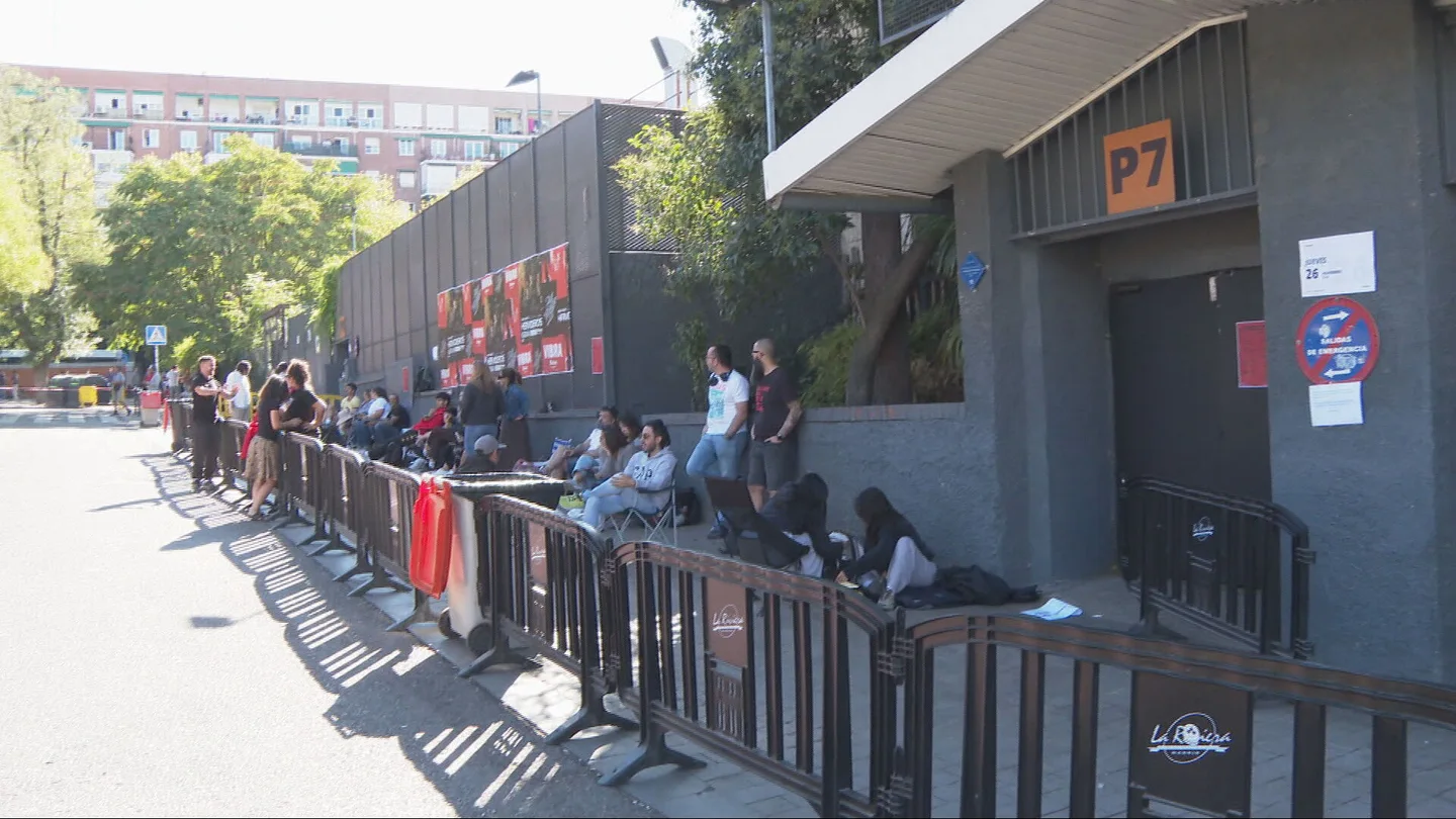 Horas de cola en la calle para conseguir entradas de un concierto Horas de cola en la calle para conseguir entradas de un concierto