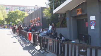 Horas de cola en la calle para conseguir entradas de un concierto