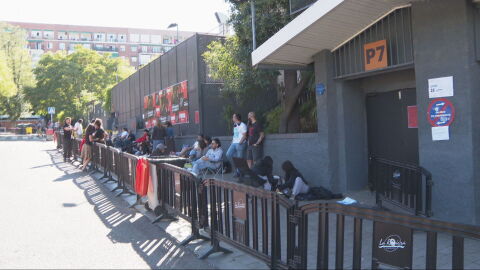 Horas de cola en la calle para conseguir entradas de un concierto