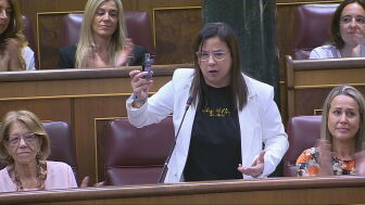 Ana Bel&eacute;n V&aacute;zquez Blanco (PP) muestra un bote de gas pimienta en el Congreso de los Diputados