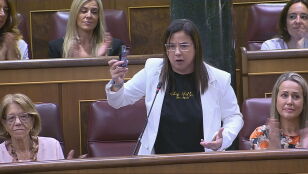 Ana Bel&eacute;n V&aacute;zquez Blanco (PP) muestra un bote de gas pimienta en el Congreso de los Diputados
