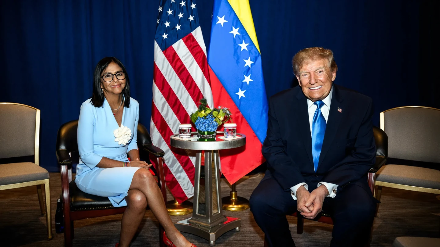 La presidenta interina de Venezuela, Delcy Rodríguez, posa junto al presidente de Estados Unidos, Donald Trump La presidenta interina de Venezuela, Delcy Rodríguez, posa junto al presidente de Estados Unidos, Donald Trump