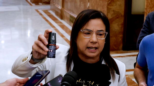 La diputada del PP Ana Bel&eacute;n V&aacute;zquez muestra a los medios un bote de gas pimienta que ha ense&ntilde;ado en su interpelaci&oacute;n al ministro Marlaska y por el que ha sido expulsada