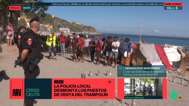 La Polic&iacute;a Nacional desmantela los puestos de venta ambulante en Playa del Trampol&iacute;n