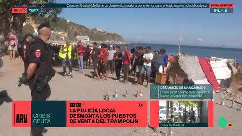La Policía Nacional desmantela los puestos de venta ambulante en Playa del Trampolín La Policía Nacional desmantela los puestos de venta ambulante en Playa del Trampolín