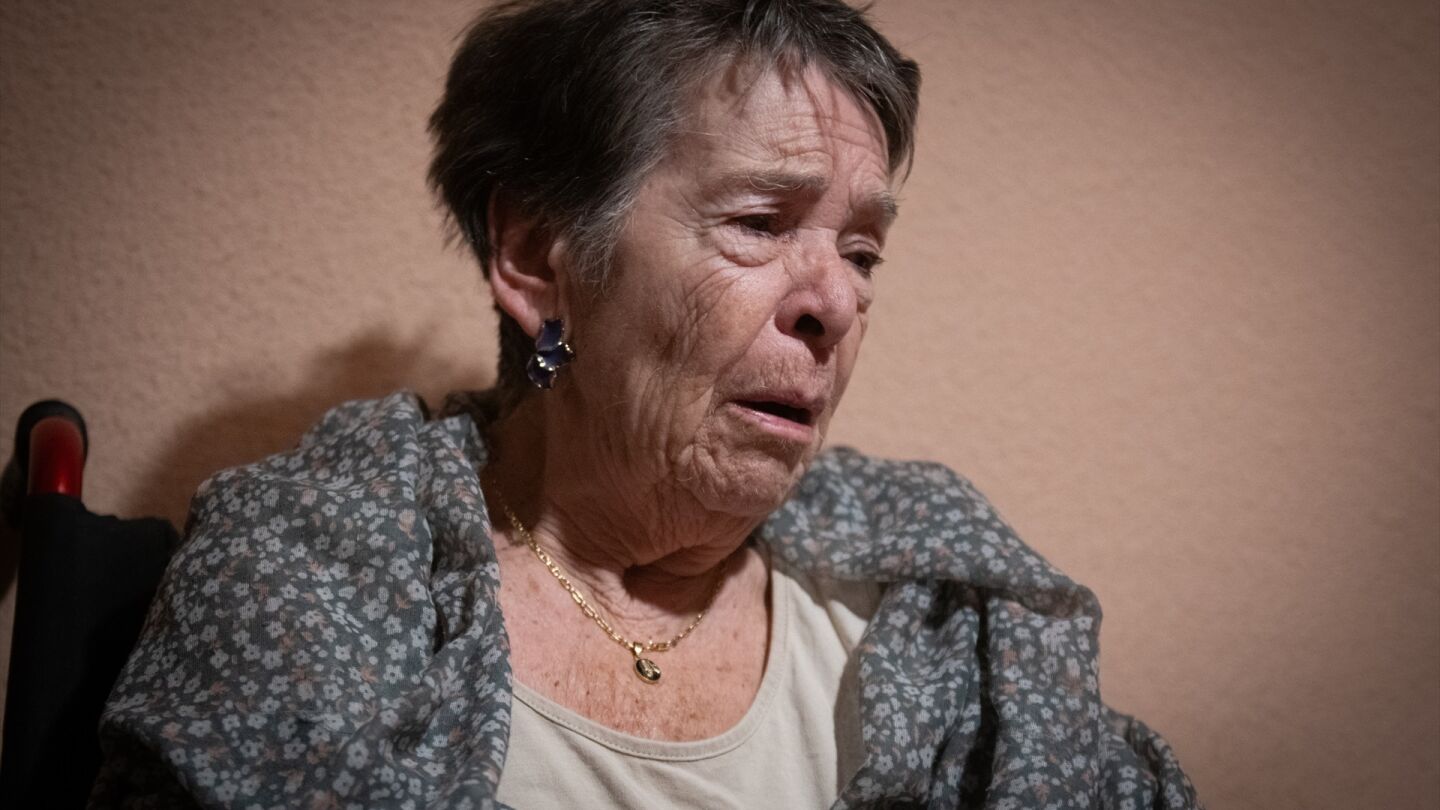 Maricarmen espera en su casa a que se ejecute o se impida el desahucio, a 23 de septiembre de 2026, en Madrid