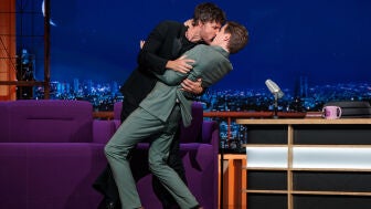El apasionado beso de Marc Gir&oacute; y Daniel Grao al recrear una escena de 'A la deriva': " Ahora la gente pondr&aacute; laSexta y...'"