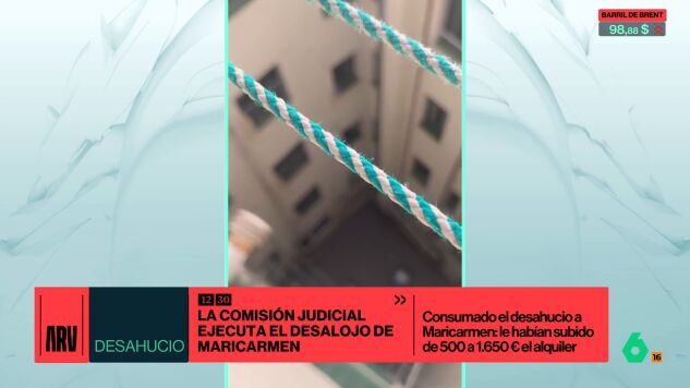 laSexta capta el desgarrador sonido del desahucio de Maricarmen desde dentro: llantos mientras revientan su puerta