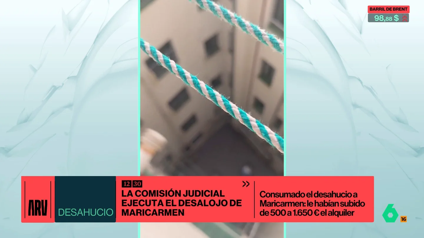 laSexta capta el desgarrador sonido del desahucio de Maricarmen desde dentro: llantos mientras revientan su puerta laSexta capta el desgarrador sonido del desahucio de Maricarmen desde dentro: llantos mientras revientan su puerta
