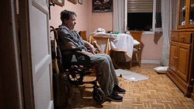 Maricarmen espera en su casa a que se ejecute o se impida el desahucio, a 23 de septiembre de 2026, en Madrid