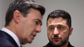 El presidente ucraniano, Volod&iacute;mir Zelenski (dcha.), junto al 'premier' brit&aacute;nico, Andy Burnham, en la Asamblea General de la ONU en Nueva York el 22 de septiembre de 2026