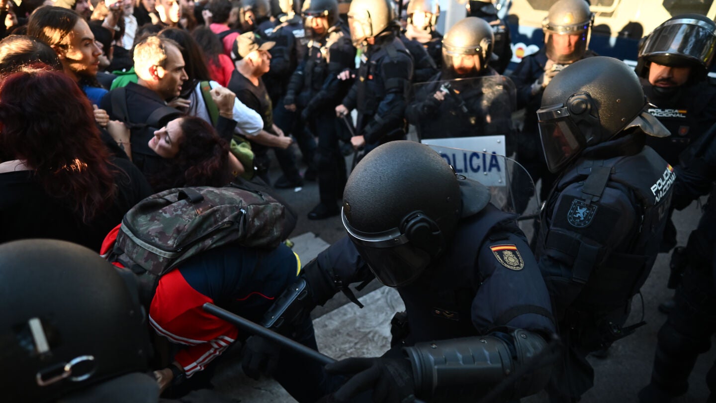 La Polic&iacute;a trata de impedir la entrada a la vivienda de Maricarmen durante el desahucio de la anciana de 87 a&ntilde;os