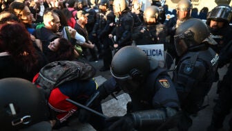 La Polic&iacute;a trata de impedir la entrada a la vivienda de Maricarmen durante el desahucio de la anciana de 87 a&ntilde;os