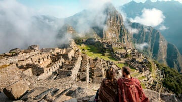 Pareja observando las ruinas de Machu Picchu en Per&uacute;