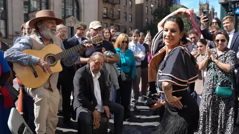 Personas asisten la inauguración del nuevo nombre de la calle 14 como 'Little Spain' en Nueva York Personas asisten la inauguración del nuevo nombre de la calle 14 como 'Little Spain' en Nueva York