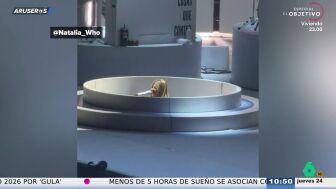 "Saliendo del tren", pero no al escenario: Amaia Montero se queda atrapada en la plataforma durante su concierto en Madrid