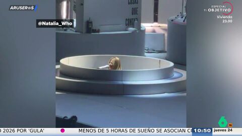 "Saliendo del tren", pero no al escenario: Amaia Montero se queda atrapada en la plataforma durante su concierto en Madrid
