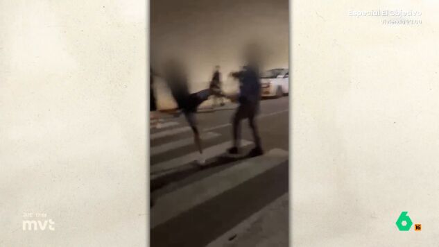 El joven intenta huir, pero uno de los j&oacute;venes le rompe una botella en la cabeza, lo que provoca que caiga al suelo y sea linchado por el grupo, que le dan patadas y pu&ntilde;etazos, incluso en la cabeza. 